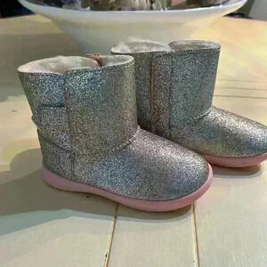 Ugg pink sparkling boots size 7 new with out tag childs